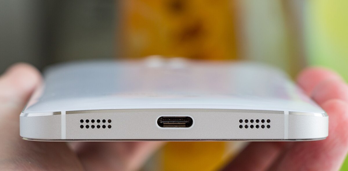 Bir akıllı telefonun alt kenarında USB Type-C şarj girişinin yakın çekimi