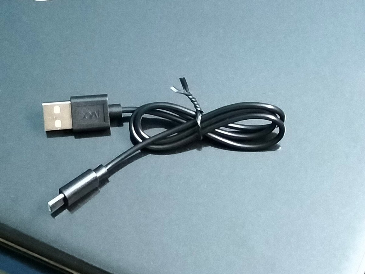 Düzgünce toplanıp bağlanmış, bir ucu USB-A diğer ucu mikro USB olan siyah veri ve şarj kablosu