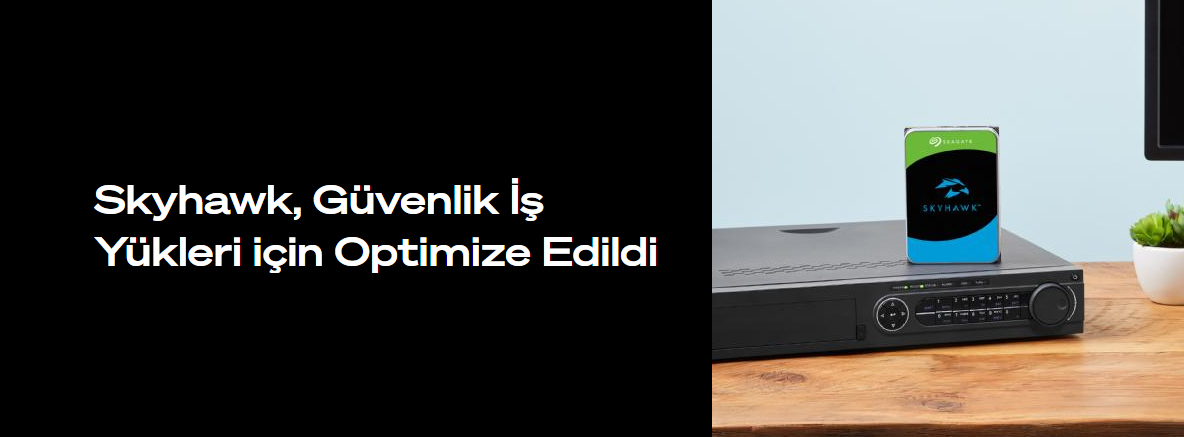 Seagate SkyHawk diskinin güvenlik iş yükleri için optimize edildiğini gösteren, kayıt cihazı üzerindeki sabit disk görseli